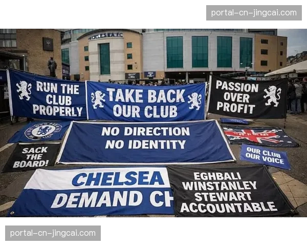 斯特拉斯堡球迷将巨型围巾传递全场，场面壮观