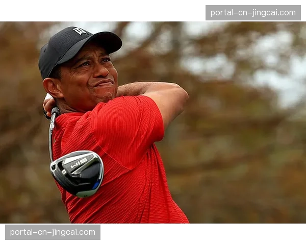 “老虎”伍兹美国大师赛决赛轮后,在18号洞果岭向观众长时间致意 “老虎”伍兹美国大师赛决赛轮后,在18号洞果岭向观众长时间致意